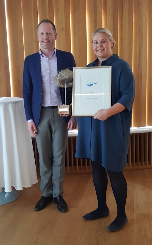 Gréta María Grétarsdóttir, framkvæmdastjóri Krónunnar, tók við Kuðungnum úr hendi Guðmundar Inga Guðbrandssonar, umhverfis- og auðlindaráðherra. 