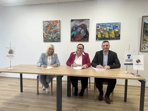 Díana Óskarsdóttir, forstjóri Heilbrigðisstofnunar Suðurlands, Inga Sæland, félags- og húsnæðismálaráðherra, og Bragi Bjarnason, bæjarstjóri Árborgar undirrita samkomulagið.