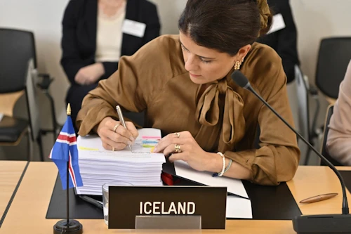 Þórdís Kolbrún Reykfjörð Gylfadóttir undirritar uppfærðan fríverslunarsamning við Chile. 
