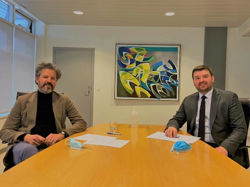 Dagur B. Eggertsson borgarstjóri og Ásmundur Einar Daðason, félags- og barnamálaráðherra, undirrita samninginn. 