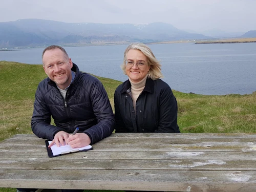 Guðmundur Ingi Guðbrandsson, umhverfis- og auðlindaráðherra, og Sigríður Auður Arnardóttir ráðuneytisstjóri undirrita friðlýsingu Lundeyjar.