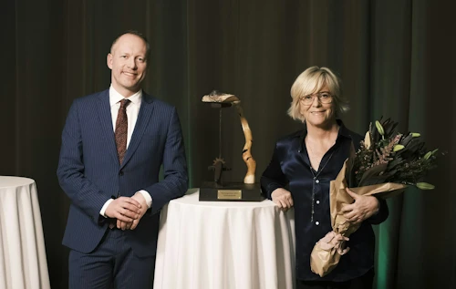 Guðmundur Ingi Guðbrandsson, umhverfis- og auðlindaráðherra, afhendir Birnu Einarsdóttur, bankastjóra Íslandsbanka, Kuðunginn.