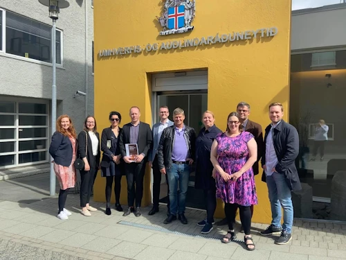 Starfshópur um aðgerðir gegn matarsóun ásamt Guðmundi Inga Guðbrandssyni, umhverfis- og auðlindaráðherra við afhendingu skýrslunnar.