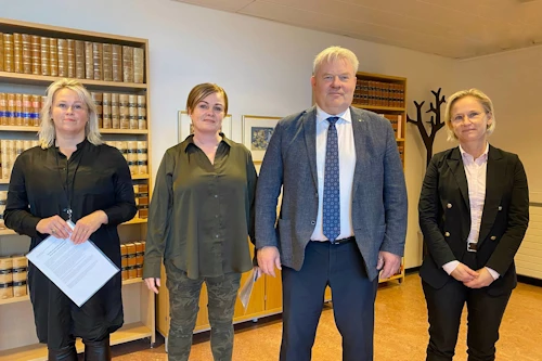 Frá undirritun samstarfssamningsins í dag. Frá vinstri: Sigríður Björk Guðjónsdóttir, ríkislögreglustjóri, Kristín Helga Markúsdóttir framkvæmdastjóri stjórnsýslu og þróunar hjá Samgöngustofu, Sigurður Ingi Jóhannsson, samgöngu- og sveitarstjórnarráðherra, og Bergþóra Þorkelsdóttir, forstjóri Vegagerðarinnar.
