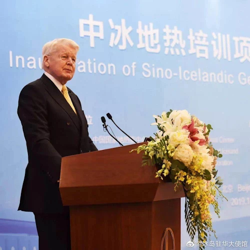 Ólafur Ragnar Grímsson ávarpar opnunarathöfn jarðhitaskóla í Peking.