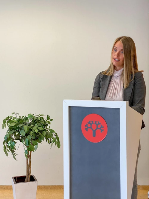 Íris Huld Christersdóttir sérfræðingur í fjármála- og efnahagsráðuneytinu hélt opnunarávarp við verðlaunaafhendinguna, sem fram fór með stafrænum hætti.