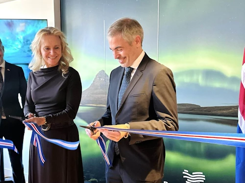 Þorgerður Katrín Gunnarsdóttir utanríkisráðherra og Fernando Sampedro, aðstoðarutanríkisráðherra Spánar, opna sendiráð Íslands í Madríd formlega.