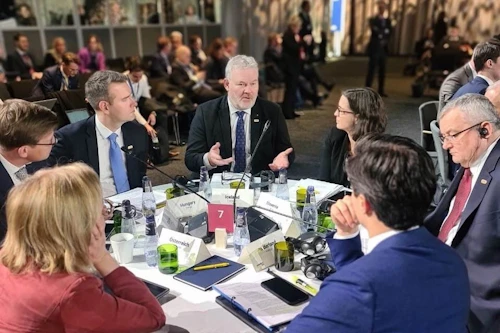 Sigurður Ingi Jóhannsson, innviðaráðherra, með evrópskum samgönguráðherrum á fundi í Stokkhólmi um orkuskipti í samgöngum.