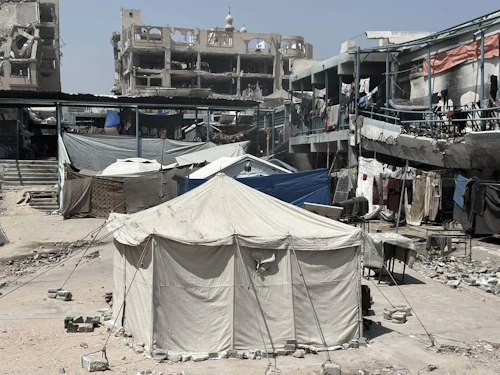 Fólk á vergangi leitar skjóls í eyðilögðum skóla UNRWA í Gazaborg.