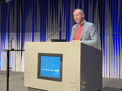 Guðmundur Ingi Guðbrandsson, umhverfis- og auðlindaráðherra, flytur ávarp á ársfundi Veðurstofu Íslands. 