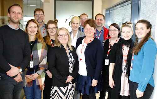 Forráðamenn og nokkrir starfsmenn Rauða krossins tóku á móti ráðherra og fylgdarliði.