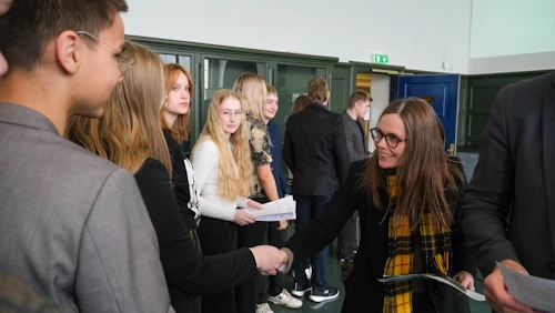 Katrín Jakobsdóttir forsætisráðherra heilsar upp á fulltrúa ungmennaráðsins.
