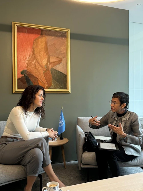 Þórdís Kolbrún Reykfjörð Gylfadóttir utanríkisráðherra og Maria Ressa, friðarverðlaunahafi Nóbels.
