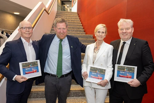 Michael Kingston færði Sigurði Inga Jóhannssyni, Ragnhildi Hjaltadóttur og Sverri Konráðssyni, sem vann hjá IMO um áratuga skeið, þakkir og ljósmynd að gjöf.