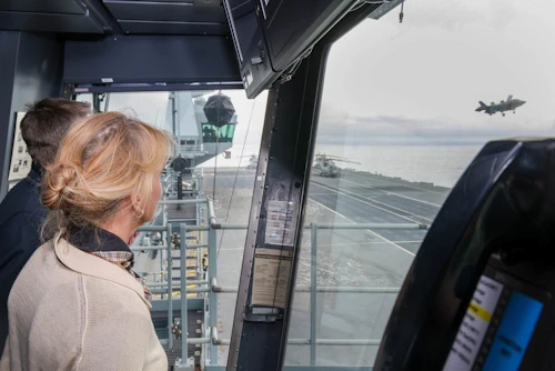 Ráðherrarnir fylgjast með aðgerðum úr skipsbrú HMS Prince of Wales.