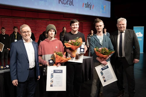 Sigurvegarar í yngri flokki með viðurkenningar sínar. F.v. Valdimar Óskarsson framkvæmdastjóri Syndis, Hannes Árni Hannesson, Kristinn Vikar Jónsson, Elvar Árni Bjarnason og Sigurður Ingi Jóhannsson samgöngu- og sveitarstjórnarráðherra.