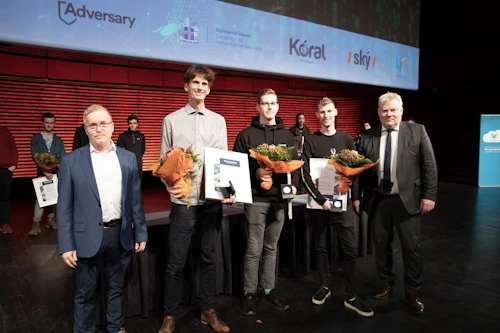 Sigurvegarar í eldri flokki með viðurkenningar sínar. F.v. Valdimar Óskarsson framkvæmdastjóri Syndis, Bjartur Thorlacius, Níels Ingi Jónasson, Hlynur Óskar Guðmundsson og Sigurður Ingi Jóhannsson samgöngu- og sveitarstjórnarráðherra.