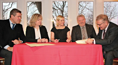 Bjarni Benediktsson fjármála- og efnahagsráðherra, Aldís Hafsteinsdóttir formaður Sambands íslenskra sveitarfélaga, Lilja Alfreðsdóttir mennta- og menningarmálaráðherra, Sigurður Ingi Jóhannsson samgöngu- og sveitarstjórnarráðherra og Karl Björnsson framkvæmdastjóri Sambands íslenskra sveitarfélaga. 