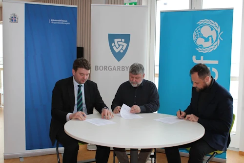 Á myndinni, frá vinstri eru Ásmundur Einar Daðason félags- og barnamálaráðherra; Magnús Smári Snorrason formaður fræðsluráðs Borgarbyggðar og Bergsteinn Jónsson framkvæmdastjóri UNICEF á Íslandi