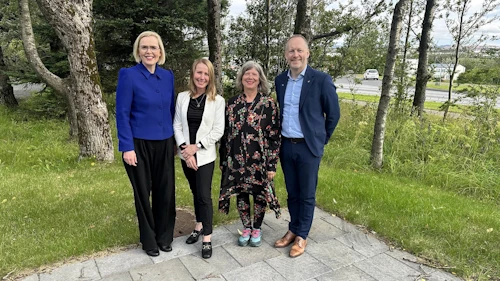 Guðrún Hafsteinsdóttir dómsmálaráðherra, Jenný Kristín Valberg, teymisstýra Bjarkarhlíðar, Halldóra Dýrleifar Gunnarsdóttir, formaður stjórnar Bjarkarhlíðar og Guðmundur Ingi Guðbrandsson félags- og vinnumarkaðsráðherra.