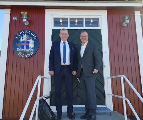 Jón Gunnarsson samgöngu- og sveitarstjórnarráðherra og Pétur Ásgeirsson ræðismaður Íslands í Grænlandi.