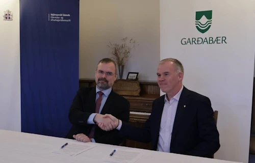 Daði Már Kristófersson og Almar Guðmundsson, bæjarstjóri Garðabæjar, við undirritunina. 