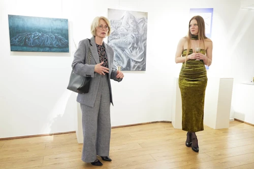 Unnur Orradóttir Ramette, sendiherra, við opnun sýningarinnar ásamt Ástríði Ólafsdóttur