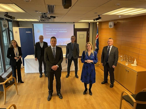 Guðlaugur Þór Þórðarson og alþingismennirnir Bryndís Haraldsdóttir, Ari Trausti Guðmundsson, Guðjón Brjánsson og Njáll Trausti Friðbertsson. Með þeim er Aðalheiður Inga Þorsteinsdóttir, starfsmaður nefndarinnar.