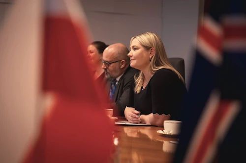 Menningar- og viðskiptaráðherra Íslands fundaði í dag með Hönnu Wróblewsku ráðherra menningarmála og menningararfs í Póllandi og Krzysztof Paszyk ráðherra efnahagsþróunar og tækni. Við hlið hennar situr Friðrik Jónsson sendiherra Íslands í Póllandi. 