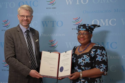  Einar Gunnarsson, sendiherra Íslands í Genf, afhendir hér Nogozi Okonji-Iweala, framkvæmdastjóra Alþjóðaviðskiptastofnunarinnar, fullgildingarskjölin.