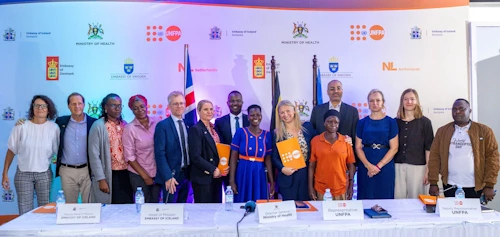 Fulltrúar sendiráðs Íslands, heilbrigðisráðuneytis Úganda og UNFPA fulltrúar sendiráða Danmerkur, Svíþjóðar og Hollands ásamt konum frá Namayingo-héraði sem notið hafa góðs af STOP-verkefni UNFPA í héraðinu sem Ísland hefur stutt undanfarin ár. 