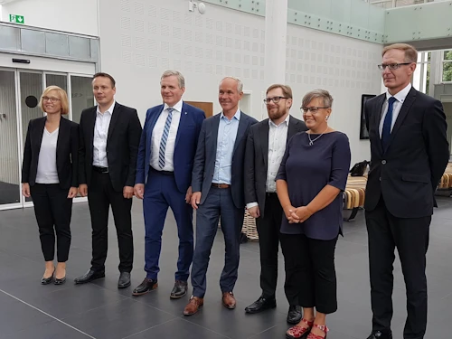 Norrænir sveitarstjórnarráðherrar á fundi í Borgundarhólmi. Frá vinstri: Klara Cederlund,  ráðuneytisstjóri sænska sveitarstjórnarráðuneytisins, Erik Jensen ráðherra grænlensku heimastjórnarinnar, Jón Gunnarsson, Jan Tore Sanner, norski sveitarstjórnarráðherrann, Simon Emil Ammitzbøll, danski innanríkisráðherrann, Nina Fellmann, ráðherra frá Álandseyjum, og Jari Partanen, ráðuneytisstjóri frá Finnlandi.