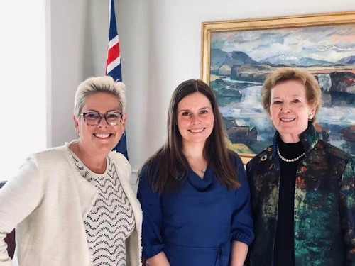 Katrín Jakobsdóttir, forsætisráðherra, og Mary Robinson, fyrrverandi forseti Írlands, að loknum fundi ásamt Höllu Tómasdóttur, forstjóra B Team
