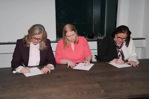 Alma D. Möller heilbrigðisráðherra, Svava Arnardóttir formaður Geðhjálpar og Inga Sæland félags- og húsnæðismálaráðherra við undirritun samstarfssamnings um stofnun skjólshúss