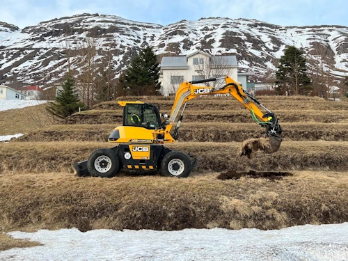 Byggðar verða sextán íbúðir í tveimur byggingum á þessum reit í Neskaupstað.