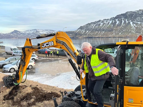 Sigurður Ingi Jóhannsson, innviðaráðherra,tók fyrstu skóflustungu að íbúðabyggingum í Neskaupstað í dag.