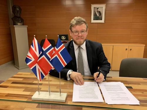 Ingólfur Friðriksson, sendiráðunautur og aðalsamningamaður Íslands í viðræðunum við Bretland, áritar samninginn fyrir Íslands hönd