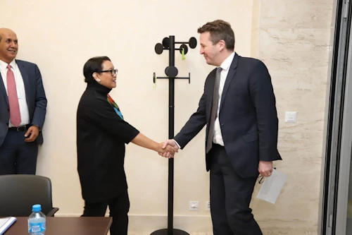 Retno Marsudi og Guðlaugur Þór Þórðarson, utanríkisráðherrar Indónesíu og Íslands heilsast fyrir fund þeirra í Genf í dag