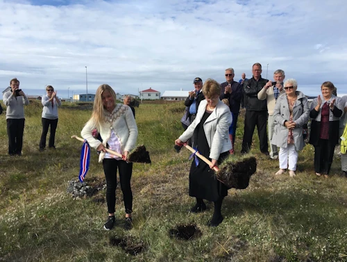 Skóflustungan tekin. Sædís Heiðarsdóttir aðstoðaði ráðherra við skóflustunguna.
