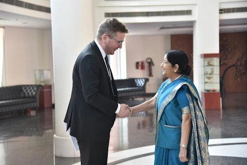 Sushma Swarai, utanríkisráðherra Indlands,tók vel á móti Guðlaugi Þór Þórðarsyni utanríkisráðherra. 