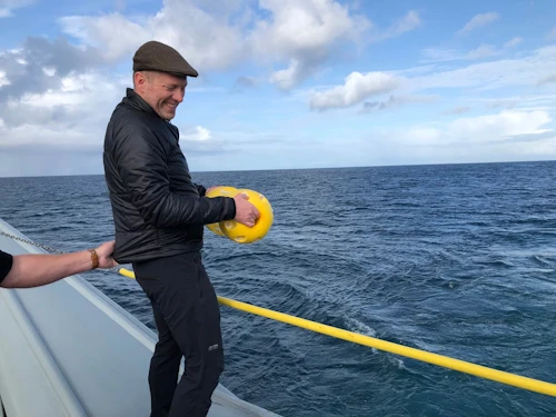 Guðmundur Ingi sjósetti flothylkið í hafinu norðvestur af Garðskaga.