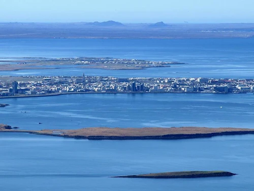 Lundey fremst á mynd en fyrir aftan má sjá Vesturey og Eiðið við Viðey. Miðborg Reykjavíkur og Álftanes í bakgrunni.