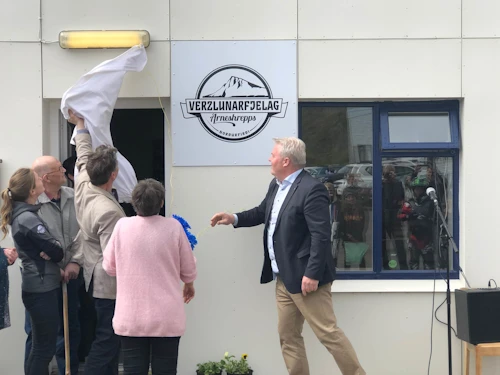 Sigurður Ingi Jóhannsson, samgöngu- og sveitarstjórnarráðherra, við opnunarathöfn Verzlunarfjelags Árneshrepps.