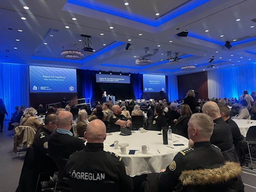 Fullur salur á landssamráðsfundi um aðgerðir gegn ofbeldi og afleiðingum þess.