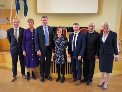 f.v. Dr. Gary Gillespie, efnahagsráðgjafi skosku heimastjórnarinnar, Bryndís Hlöðversdóttir, ríkissáttasemjari, Bjarni Benediktsson, fjármála- og efnahagsráðherra, Katrín Jakobsdóttir, forsætisráðherra, Derek Mackay, fjármála- og efnahagsráðherra Skotlands, Angel Gurría, framkvæmdastjóri OECD og Kristín Vala Ragnarsdóttir, prófessor við Háskóla Íslands