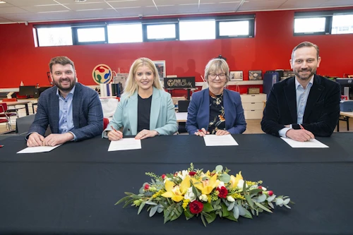 Ásmundur Einar Daðason, Áslaug Arna Sigurbjörnsdóttir, Guðrún Hrefna Guðmundsdóttir og Einar Þorsteinsson við undirritun samnings um Fab Lab Reykjavík.