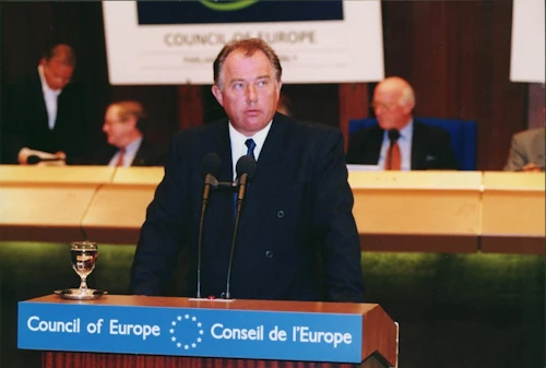 Halldór Ásgrímsson utanríkisráðherra ávarpar þingmannasamkomu Evrópuráðsins í Strassborg, 23. september 1999.