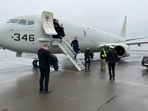 Aðmírállinn, ráðherra og fylgdarlið þeirra kynntu sér starfsemina á öryggissvæðinu á Keflavíkurflugvelli
