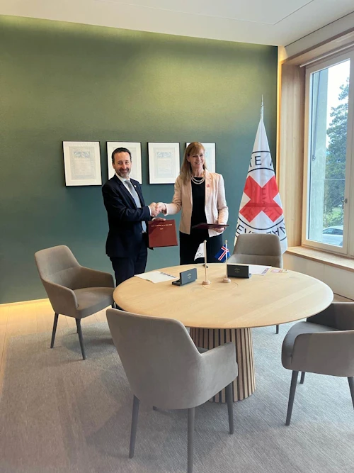 Anna Jóhannsdóttir, staðgengill ráðuneytisstjóra utanríkisráðuneytisins, ásamt Robert Mardini, framkvæmdastjóra ICRC, eftir undirritun samningsins.