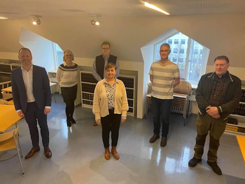 Guðmundur Ingi Guðbrandsson, umhverfis- og auðlindaráðherra, og Sigríður Auður Arnardóttir ráðuneytisstjóri,ásamt fulltrúum Bjargtanga, félags land- og sumarhúsaðaeigenda á Hvallátrum við Látrabjarg.